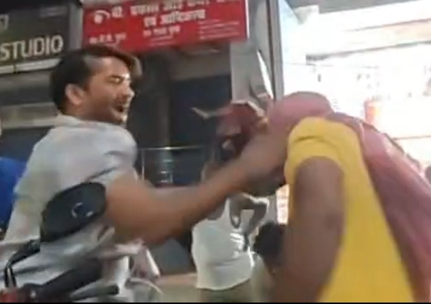 वायरल वीडियो की फुटेज।