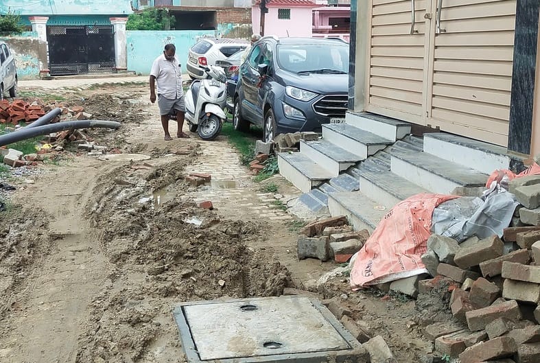06- बछड़ा सुल्तानपुर में बारिश थमने के करीब 15 घंटे बाद भी घरों के सामने भरा पानी - संवाद 06- बछड़ा सुल्तानपुर में बारिश थमने के करीब 15 घंटे बाद भी घरों के सामने भरा पानी - संवाद