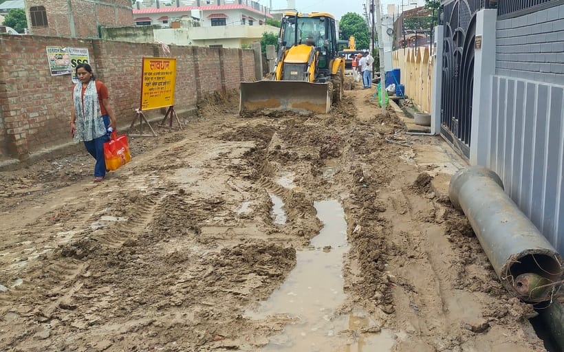 06- बछड़ा सुल्तानपुर में बारिश थमने के करीब 15 घंटे बाद भी घरों के सामने भरा पानी - संवाद 06- बछड़ा सुल्तानपुर में बारिश थमने के करीब 15 घंटे बाद भी घरों के सामने भरा पानी - संवाद