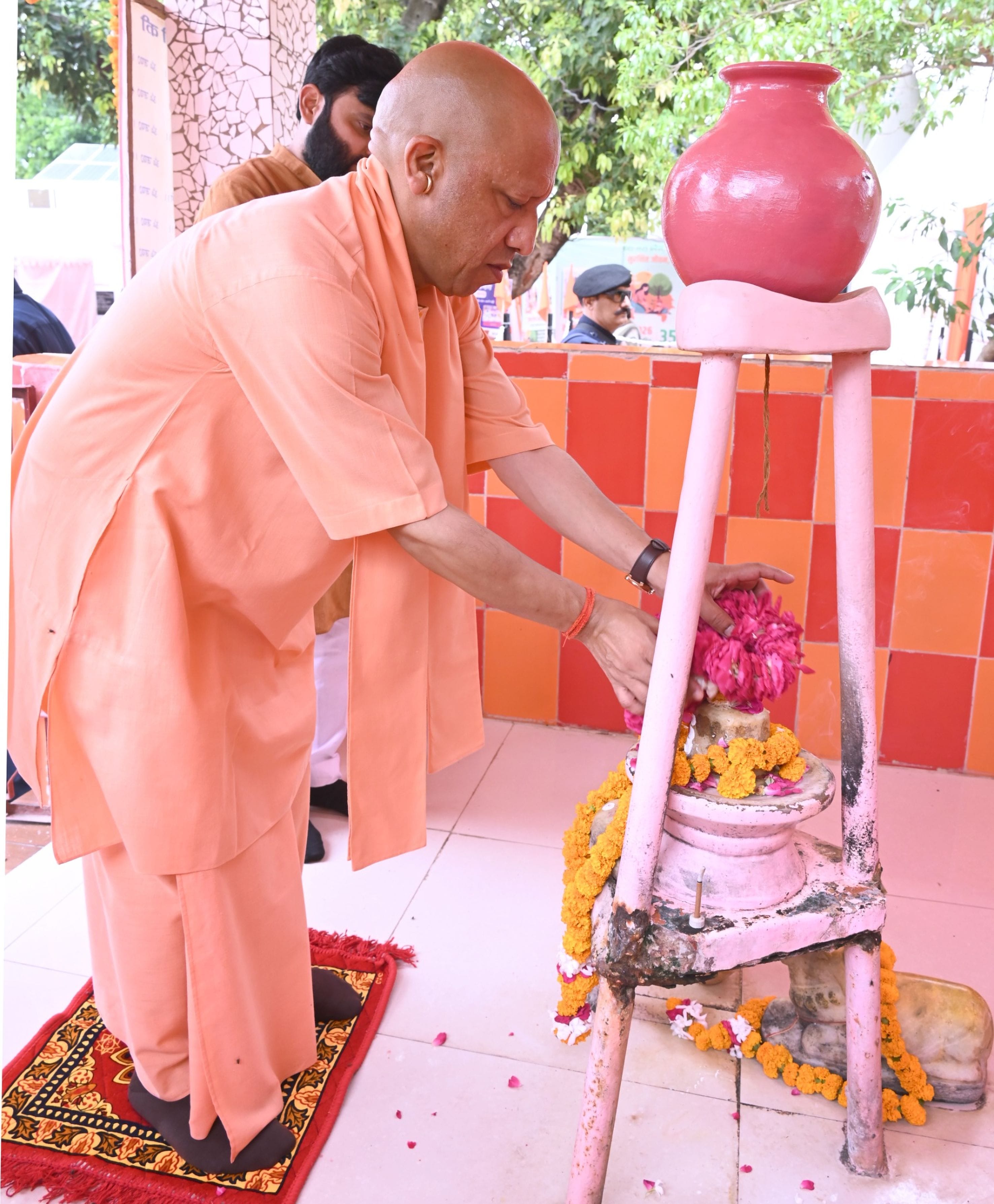 30-सोहावल में आयोजित कार्यक्रम में मुख्यमंत्री योगी आदित्यनाथ को त्रिशूल भेंट करते बीकापुर विधा 30-सोहावल में आयोजित कार्यक्रम में मुख्यमंत्री योगी आदित्यनाथ को त्रिशूल भेंट करते बीकापुर विधा