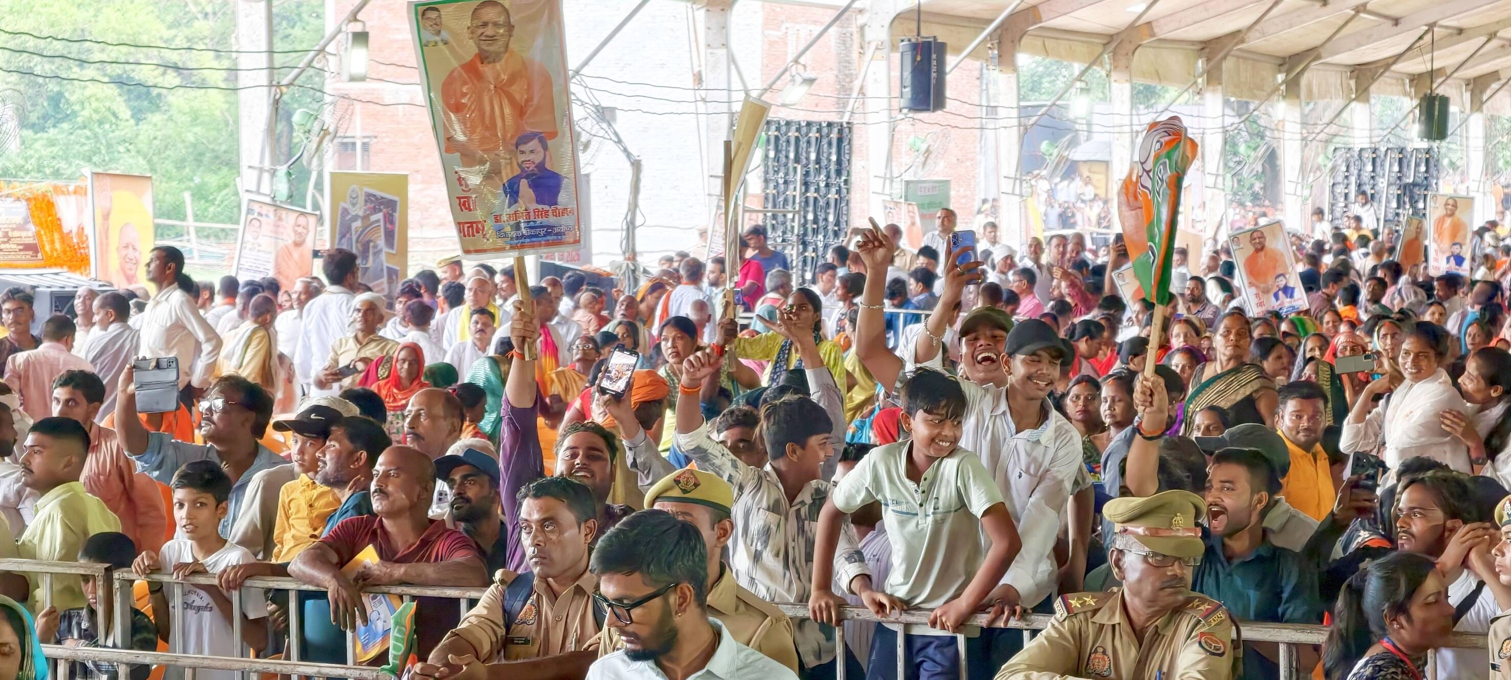 30-सोहावल में आयोजित कार्यक्रम में मुख्यमंत्री योगी आदित्यनाथ को त्रिशूल भेंट करते बीकापुर विधा 30-सोहावल में आयोजित कार्यक्रम में मुख्यमंत्री योगी आदित्यनाथ को त्रिशूल भेंट करते बीकापुर विधा