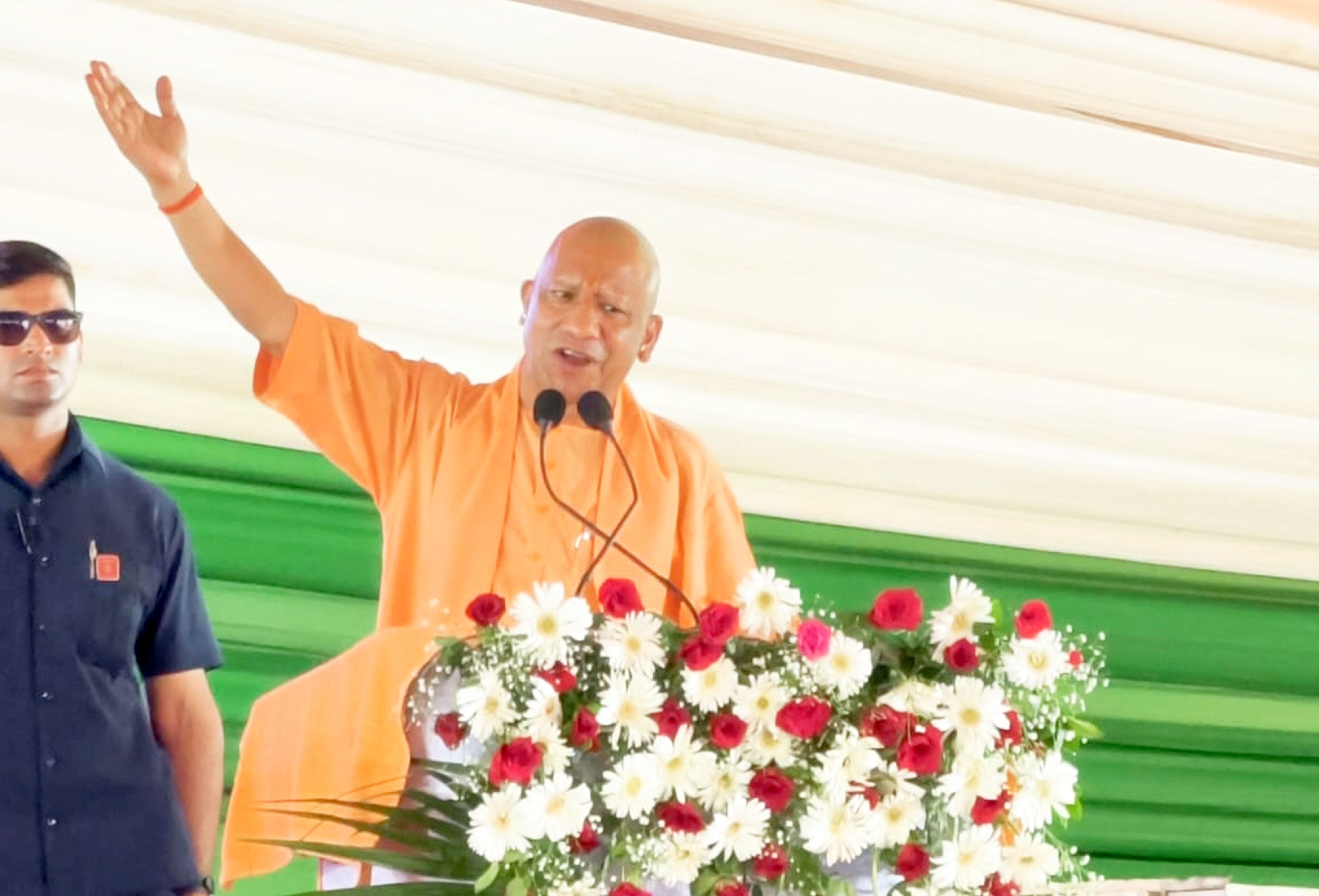 30-सोहावल में आयोजित कार्यक्रम में मुख्यमंत्री योगी आदित्यनाथ को त्रिशूल भेंट करते बीकापुर विधा 30-सोहावल में आयोजित कार्यक्रम में मुख्यमंत्री योगी आदित्यनाथ को त्रिशूल भेंट करते बीकापुर विधा
