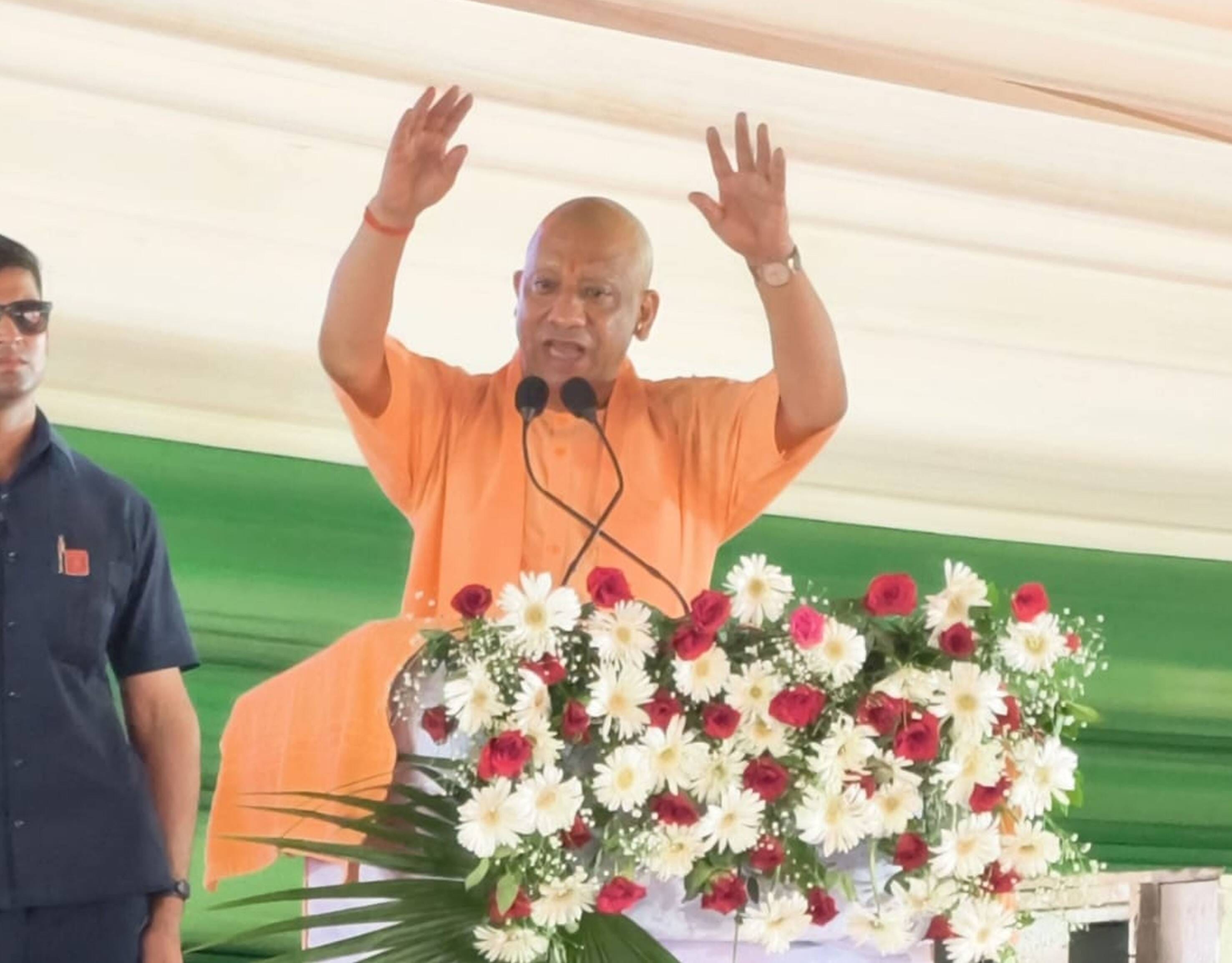 30-सोहावल में आयोजित कार्यक्रम में मुख्यमंत्री योगी आदित्यनाथ को त्रिशूल भेंट करते बीकापुर विधा 30-सोहावल में आयोजित कार्यक्रम में मुख्यमंत्री योगी आदित्यनाथ को त्रिशूल भेंट करते बीकापुर विधा