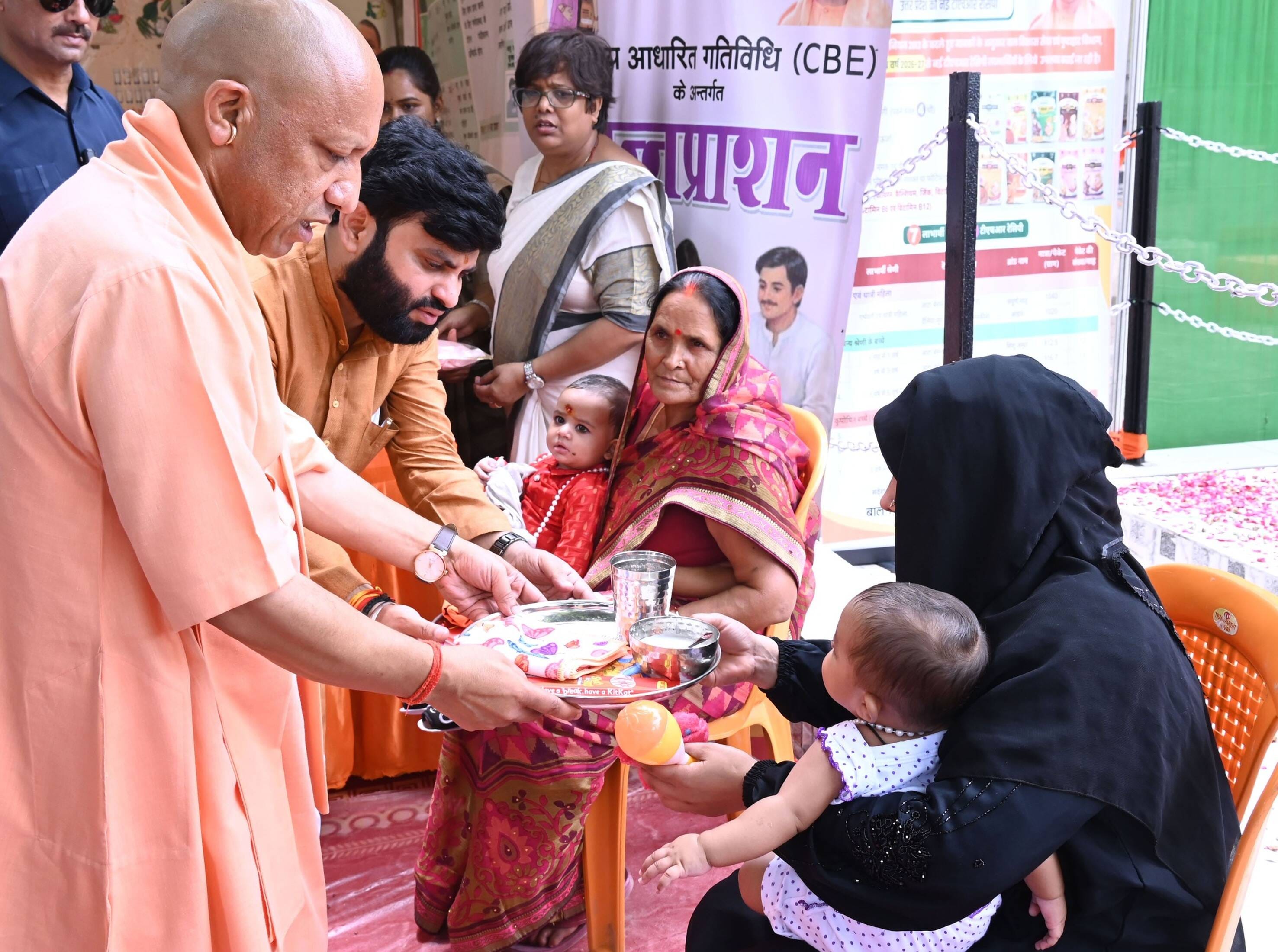 30-सोहावल में आयोजित कार्यक्रम में मुख्यमंत्री योगी आदित्यनाथ को त्रिशूल भेंट करते बीकापुर विधा 30-सोहावल में आयोजित कार्यक्रम में मुख्यमंत्री योगी आदित्यनाथ को त्रिशूल भेंट करते बीकापुर विधा