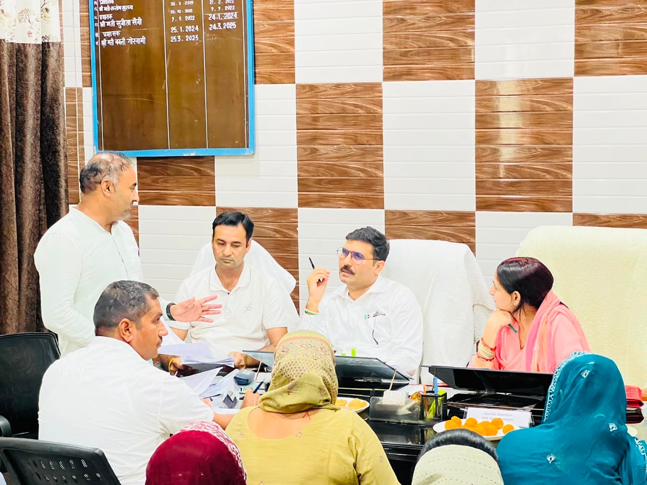 अधिकारियों की बैठक लेते विधायक जांबा। अधिकारियों की बैठक लेते विधायक जांबा।