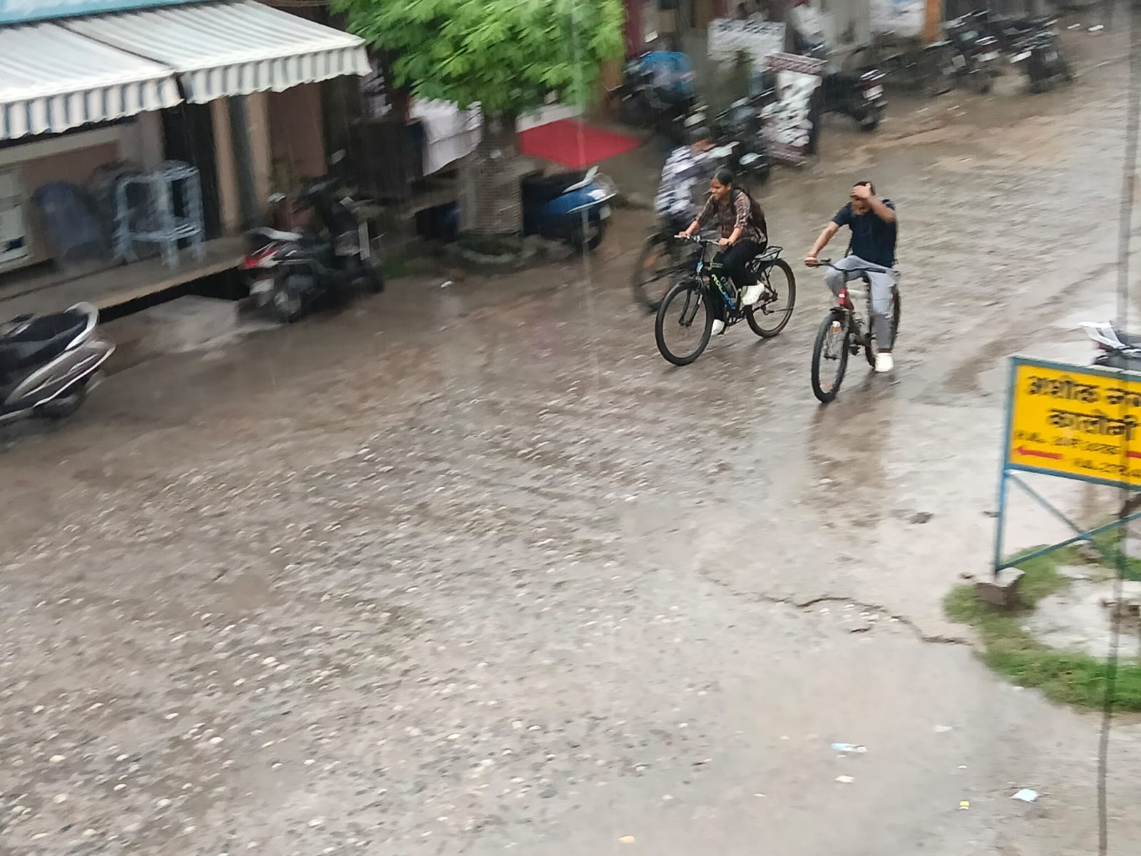 आसमान में उमड़े काले बादल। संवाद आसमान में उमड़े काले बादल। संवाद