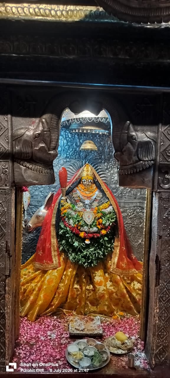 आषाढ़ मेले के आखिरी दिन मां शीतला के दरबार में लगी भक्तों की भीड़। संवाद