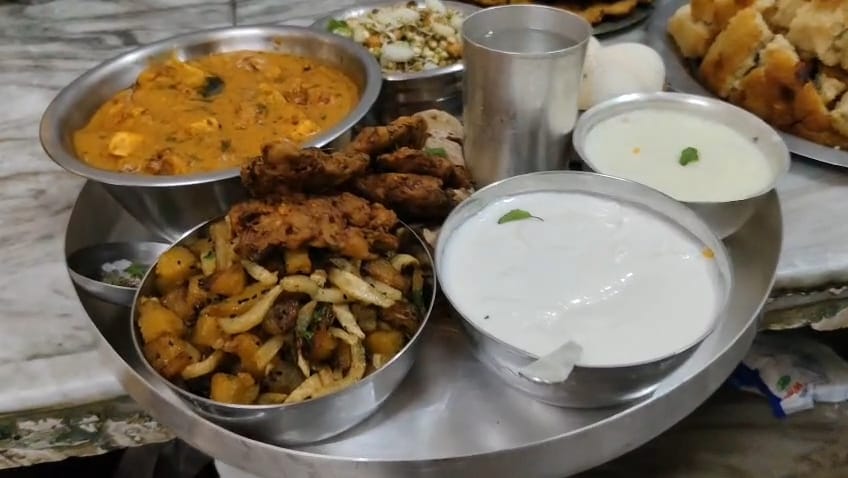 ऐसे लगाया जा रहा भोग ऐसे लगाया जा रहा भोग