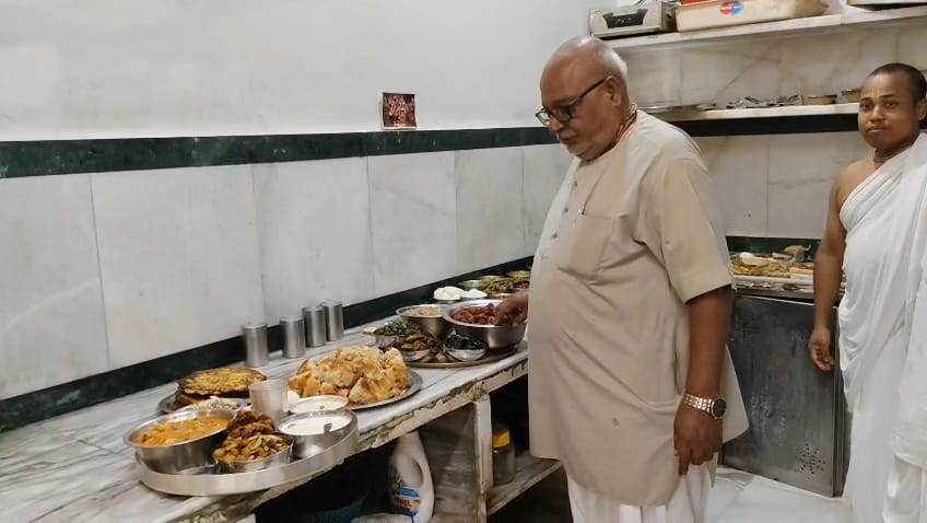 ऐसे लगाया जा रहा भोग ऐसे लगाया जा रहा भोग