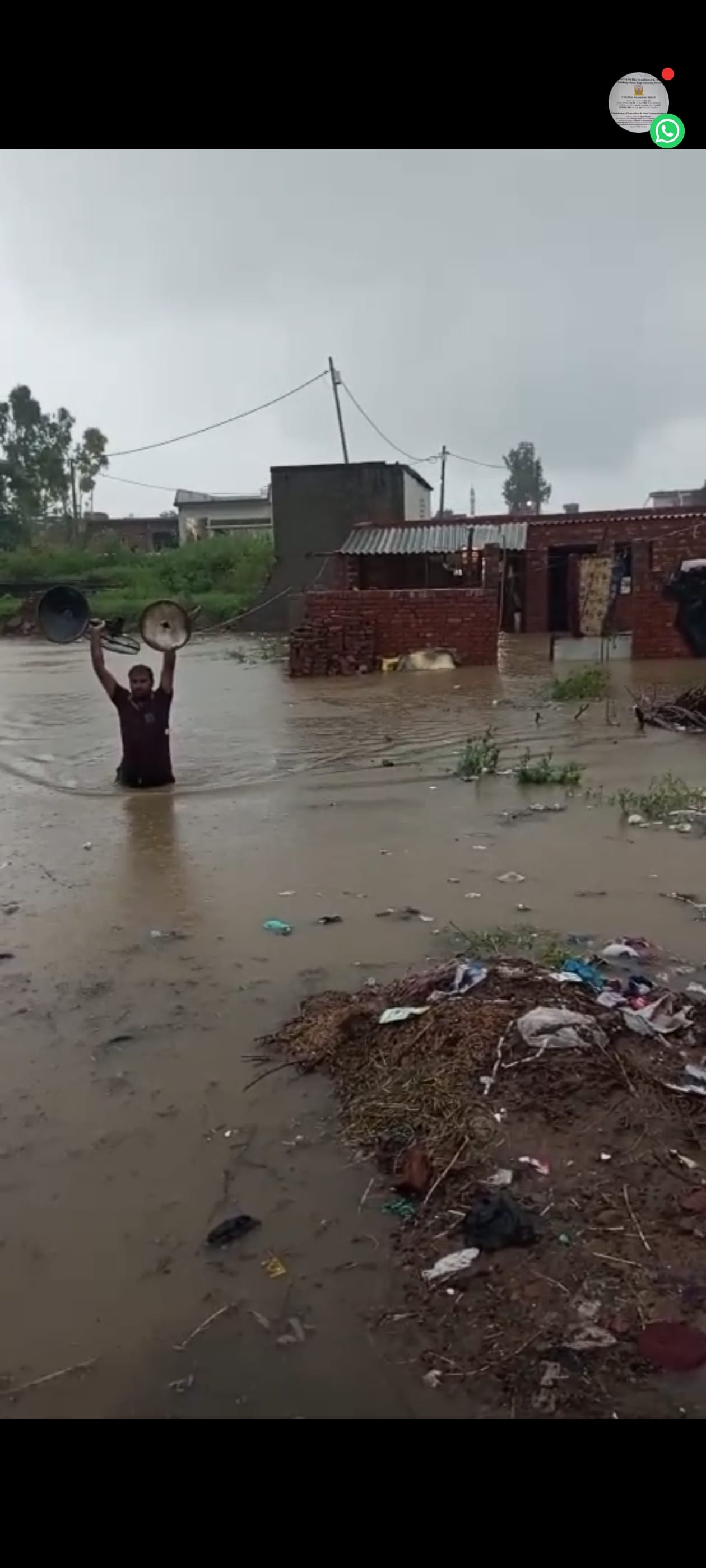 बहसूमा। मोहल्ला गुर्जरों वाले में अलका के मकान की गिरी छत को दिखाते भाई उमाशंकर बहसूमा। मोहल्ला गुर्जरों वाले में अलका के मकान की गिरी छत को दिखाते भाई उमाशंकर