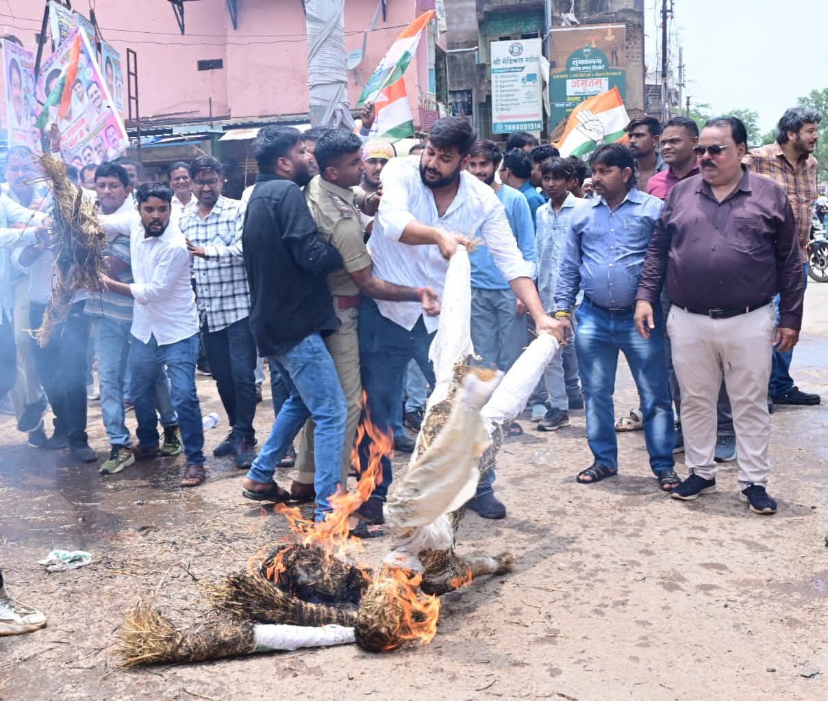 बेमेतरा ने शहर के सिग्नल चौक पर प्रदर्शन किया