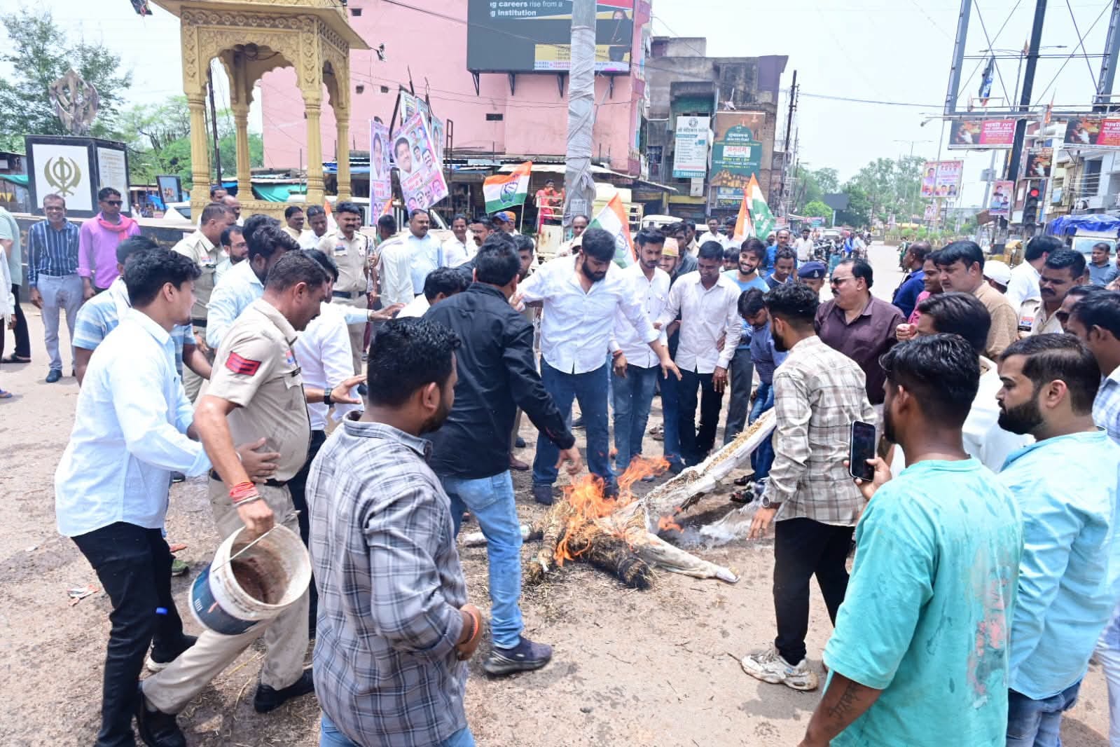 बेमेतरा ने शहर के सिग्नल चौक पर प्रदर्शन किया