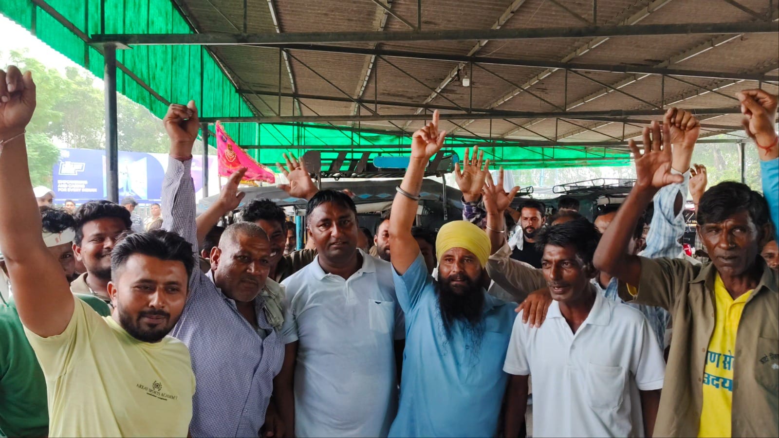 बैठक कर प्रधान संजीव कुमार को समर्थन देते ऑटो रिक्शा चालक। बैठक कर प्रधान संजीव कुमार को समर्थन देते ऑटो रिक्शा चालक।