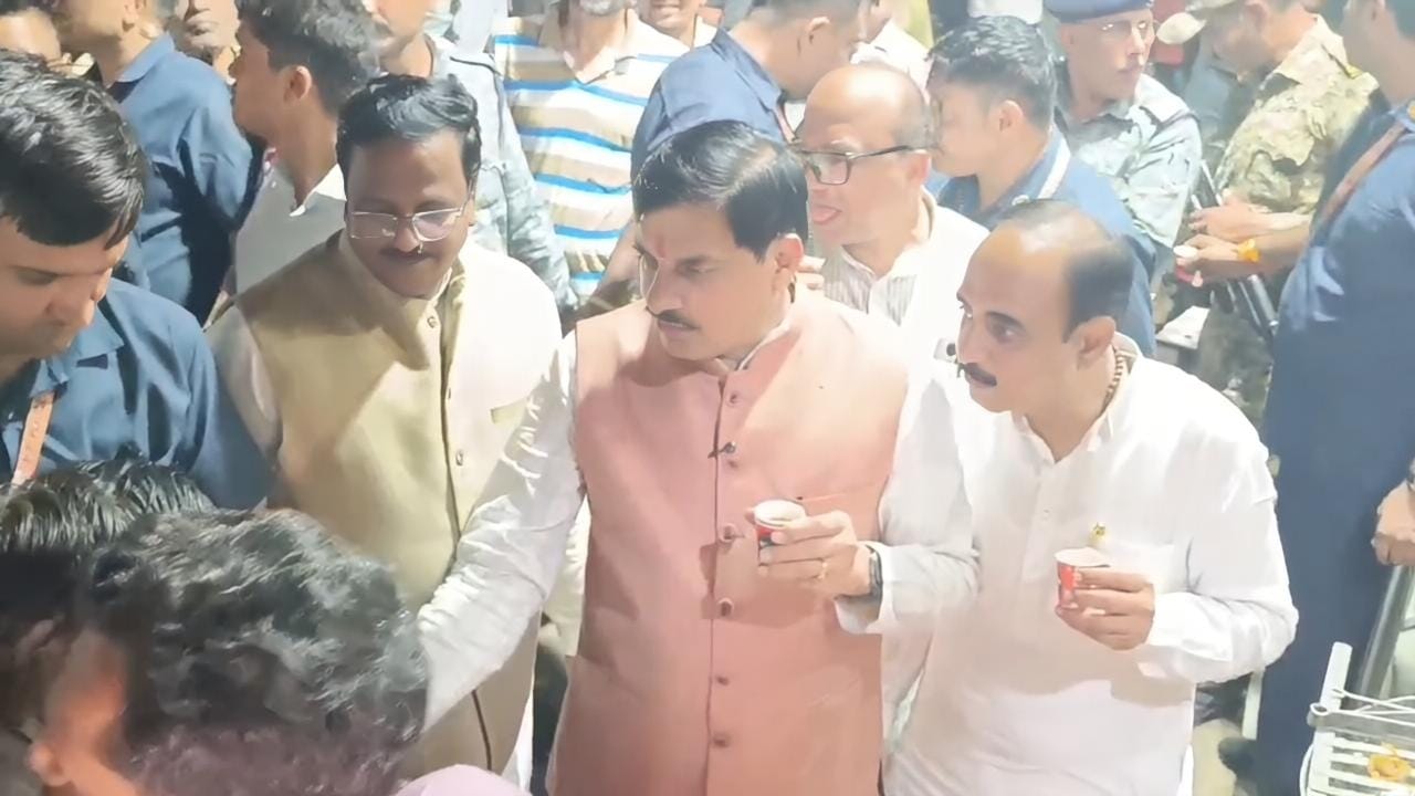 CM ने की बुलेट की सवारी, हाथ से बनाई जलेबी और चाय की चुस्की ली CM ने की बुलेट की सवारी, हाथ से बनाई जलेबी और चाय की चुस्की ली