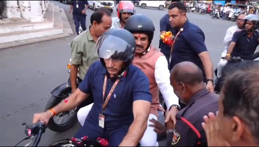 CM ने की बुलेट की सवारी, हाथ से बनाई जलेबी और चाय की चुस्की ली CM ने की बुलेट की सवारी, हाथ से बनाई जलेबी और चाय की चुस्की ली