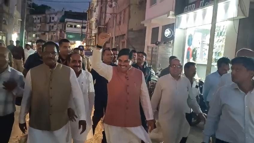 CM ने की बुलेट की सवारी, हाथ से बनाई जलेबी और चाय की चुस्की ली CM ने की बुलेट की सवारी, हाथ से बनाई जलेबी और चाय की चुस्की ली