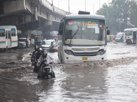 फरीदाबाद में खेड़ी पुल पर धंसी सड़क । स्रोत: राहगीर
