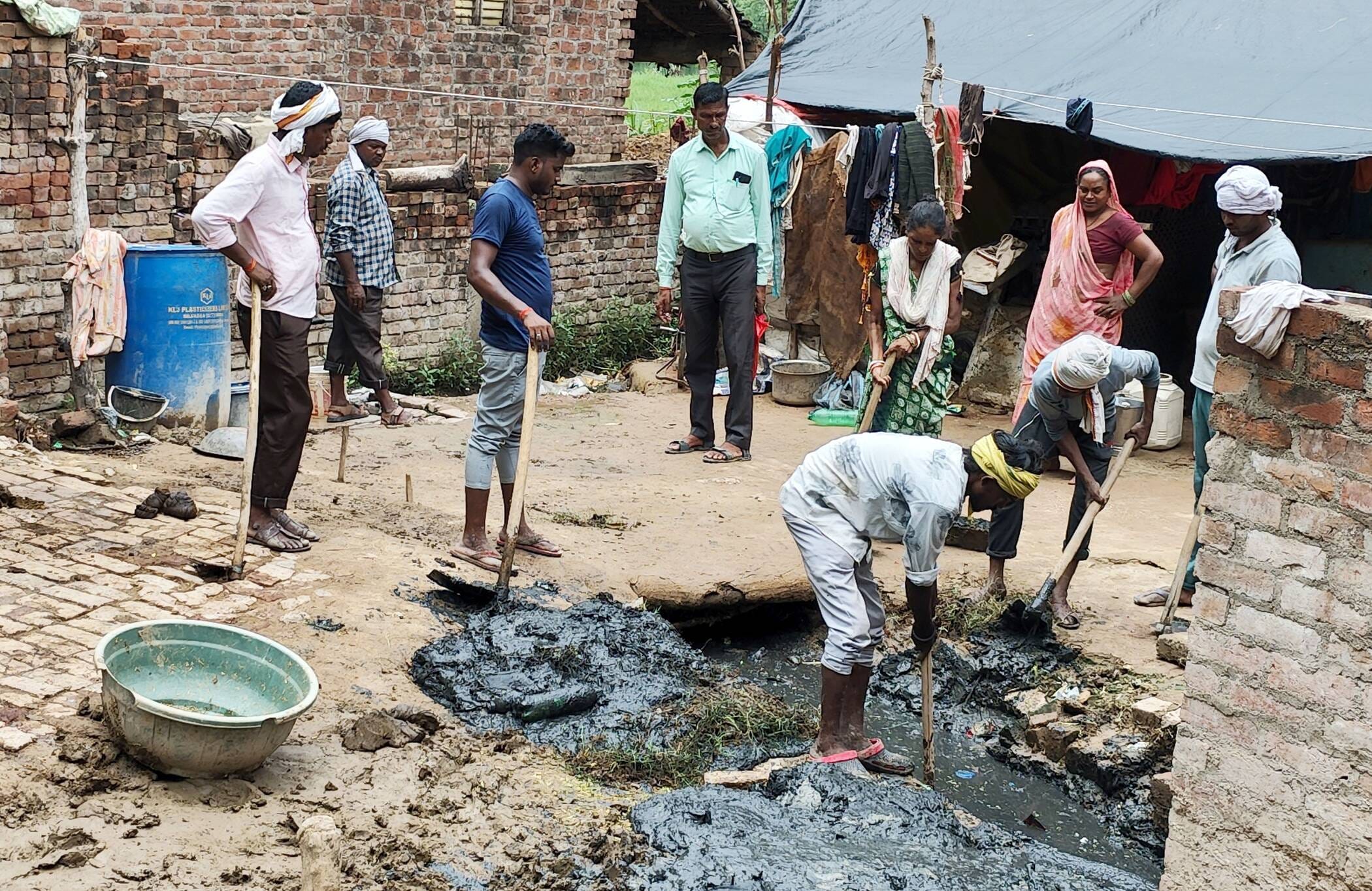 फोटो-13-जेसीबी से नाले का अतिक्रमण हटवाते अधिकारी। संवाद