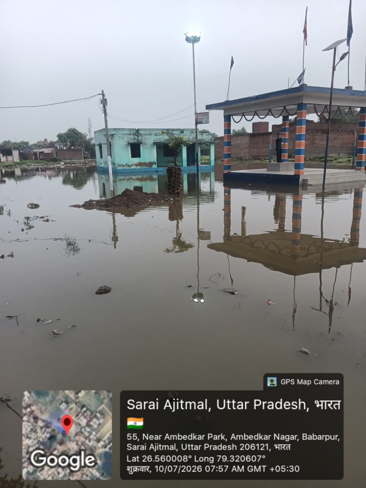 फोटो-17- सड़क के गड्ढे में जलभराव के बीच निकलता राहगीर।संवाद फोटो-17- सड़क के गड्ढे में जलभराव के बीच निकलता राहगीर।संवाद