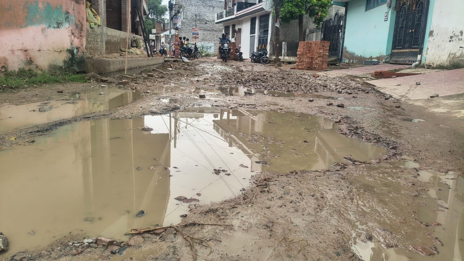 फोटो-24-लोकनगर से कब्बाखेड़ा जाने वाला खस्ताहाल मार्ग। संवाद फोटो-24-लोकनगर से कब्बाखेड़ा जाने वाला खस्ताहाल मार्ग। संवाद