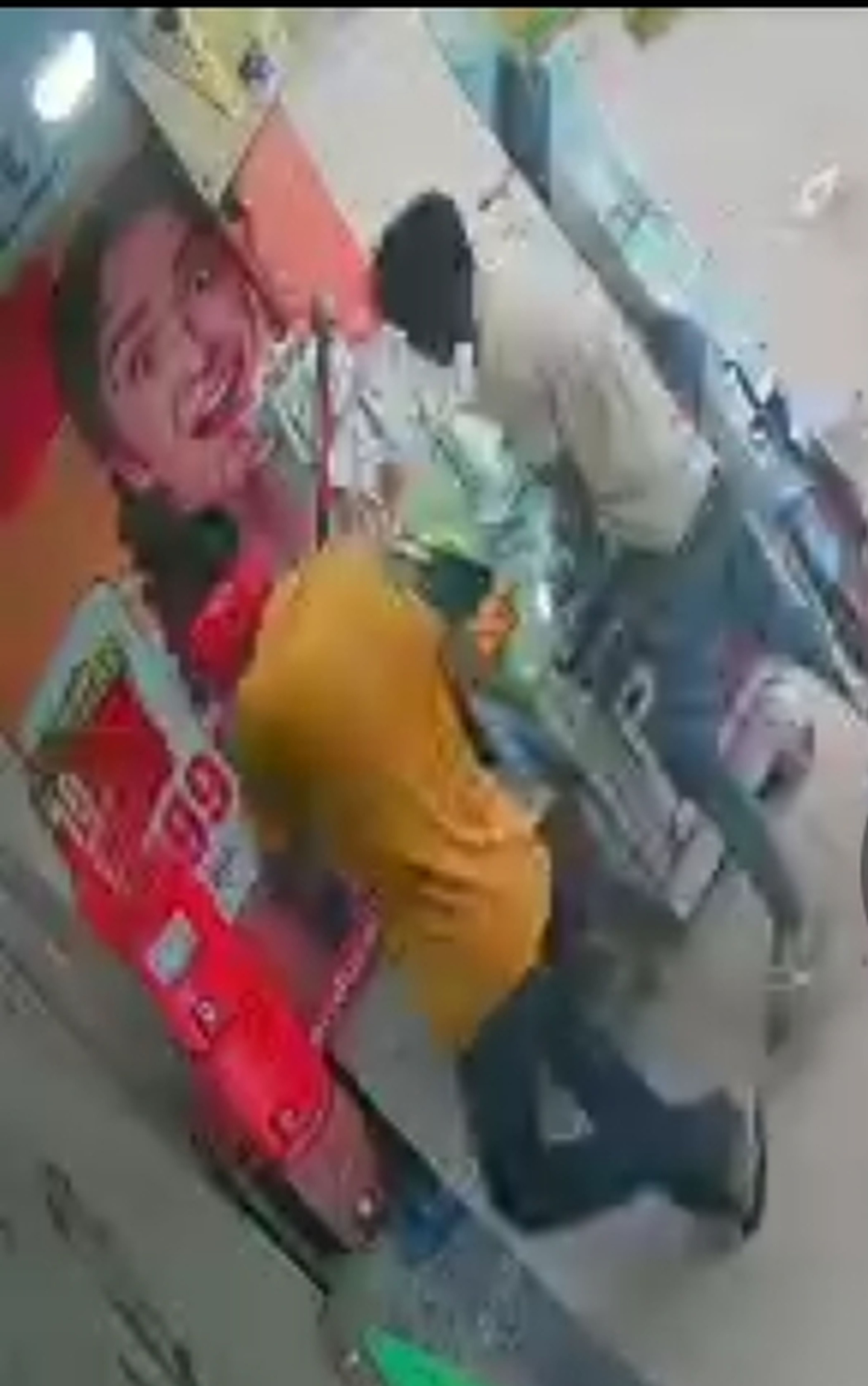 फोटो-41-दुकान में घुसकर मारपीट का सीसीटीवी फुटेज। स्रोत: वीडियो ग्रैब फोटो-41-दुकान में घुसकर मारपीट का सीसीटीवी फुटेज। स्रोत: वीडियो ग्रैब