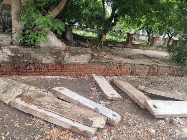 फोटो-54: नालों की सफाई के बाद मौके पर पड़ी गाद व बिखरे पड़े स्लैब। संवाद