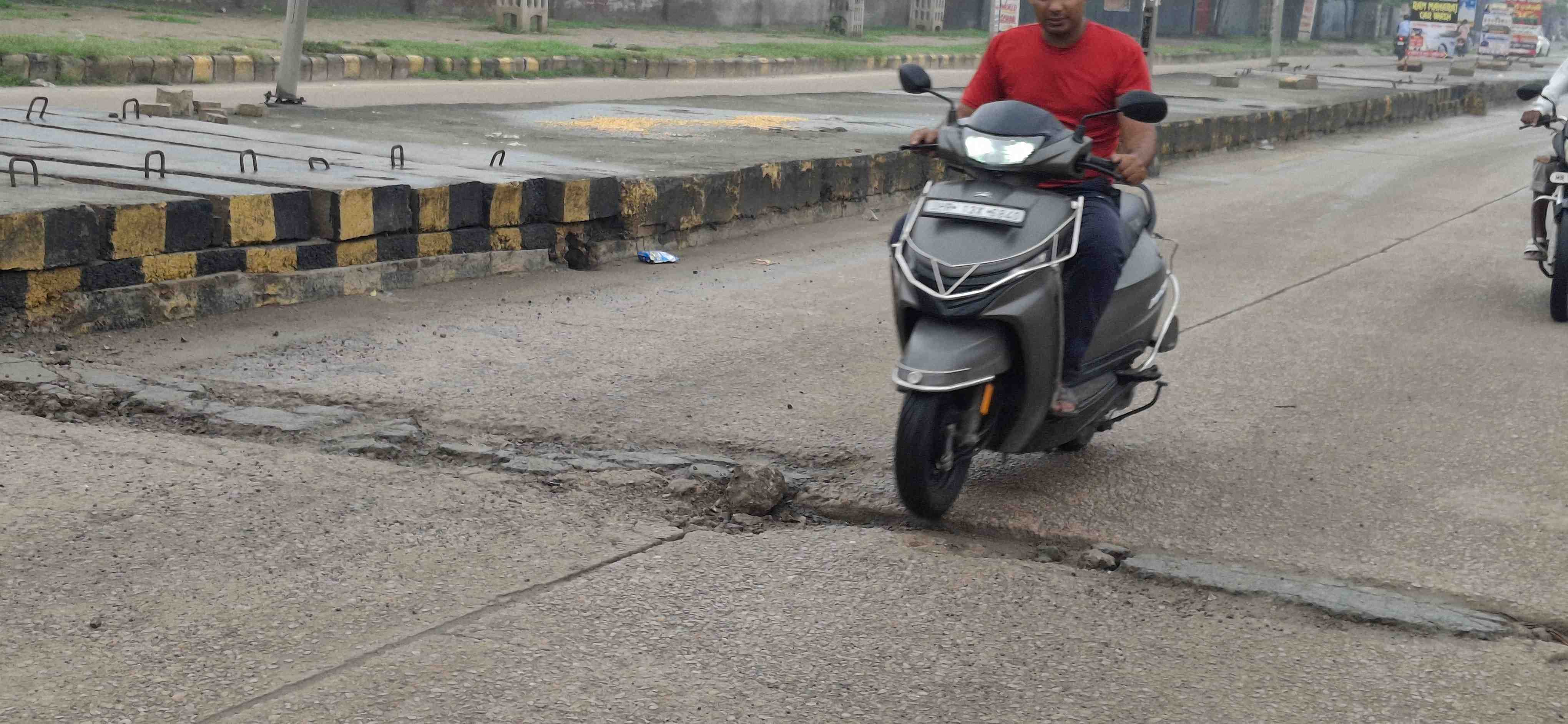 -फोटो 81 : ड्रेन वाले रास्ते पर बारिश के बाद बने गड्ढे और निकलता दुपहिया चालक। संवाद -फोटो 81 : ड्रेन वाले रास्ते पर बारिश के बाद बने गड्ढे और निकलता दुपहिया चालक। संवाद