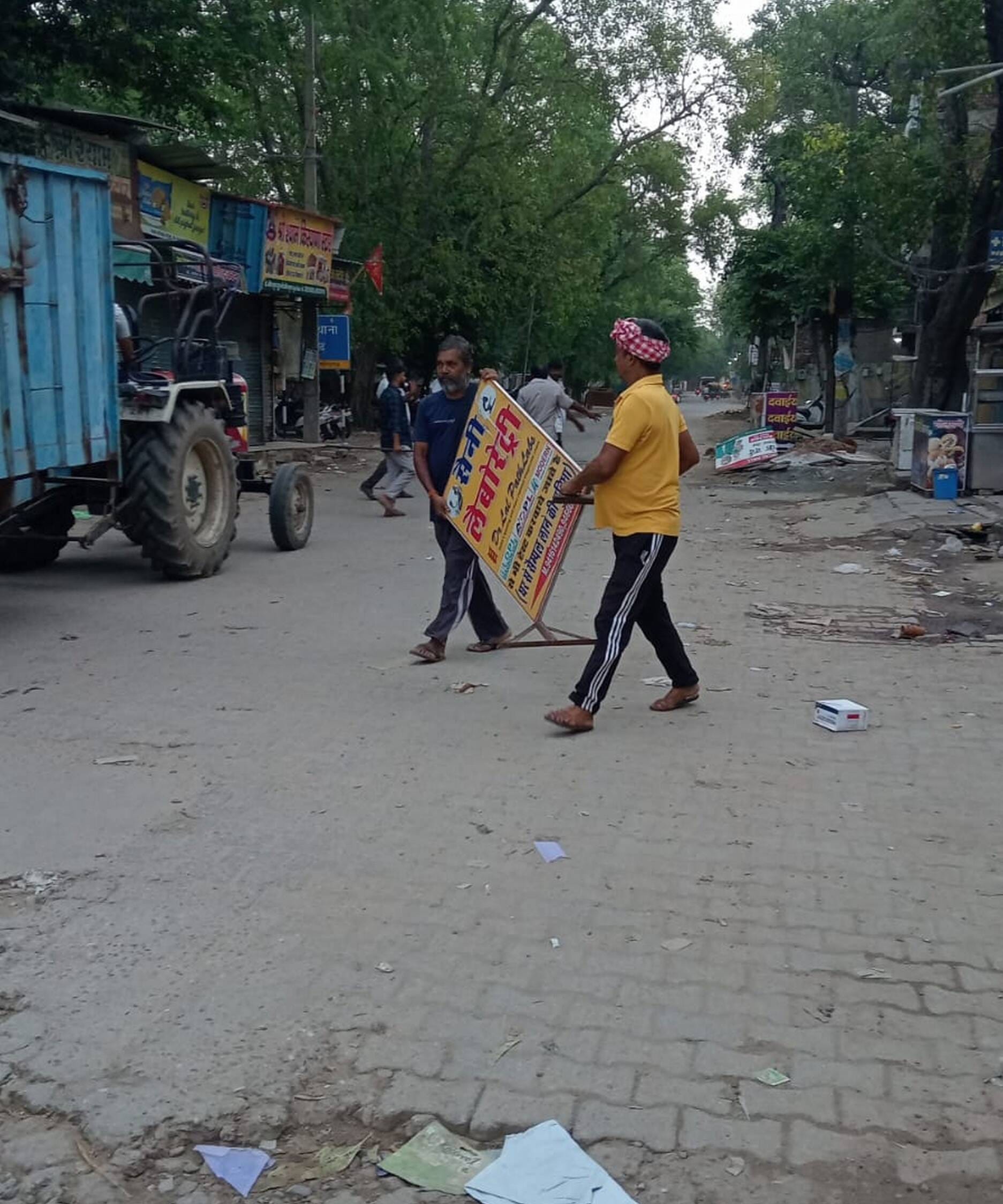 फोटो संख्या:74- रेलवे रोड पर रेहड़ी को ट्रॉली में डालते नगर पालिका कर्मचारी--संवाद फोटो संख्या:74- रेलवे रोड पर रेहड़ी को ट्रॉली में डालते नगर पालिका कर्मचारी--संवाद