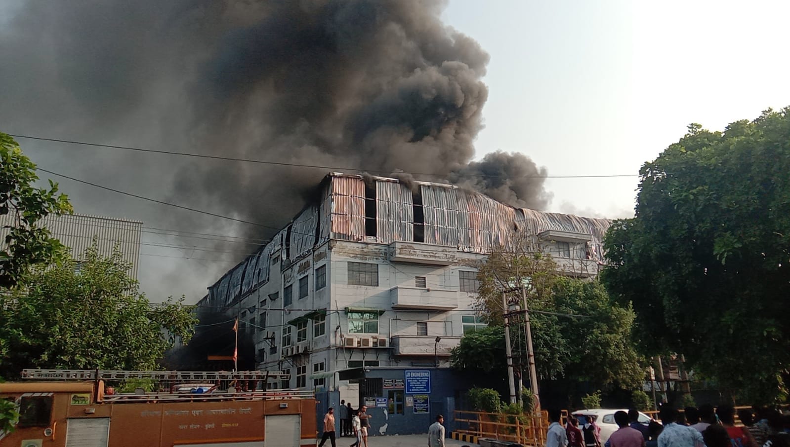 फोटो : सोनीपत के कुंडली औद्योगिक क्षेत्र स्थित फैक्टरी में लगी आग के दौरान उठता धुएं का गुबार