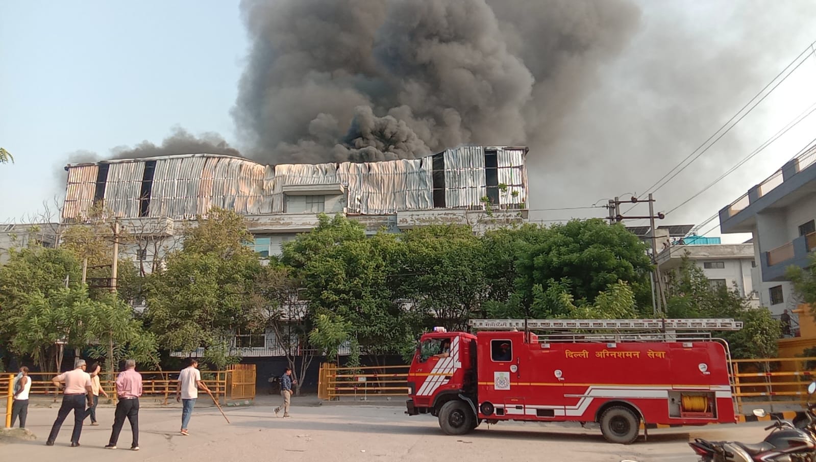 फोटो : सोनीपत के कुंडली औद्योगिक क्षेत्र स्थित फैक्टरी में लगी आग के दौरान उठता धुएं का गुबार