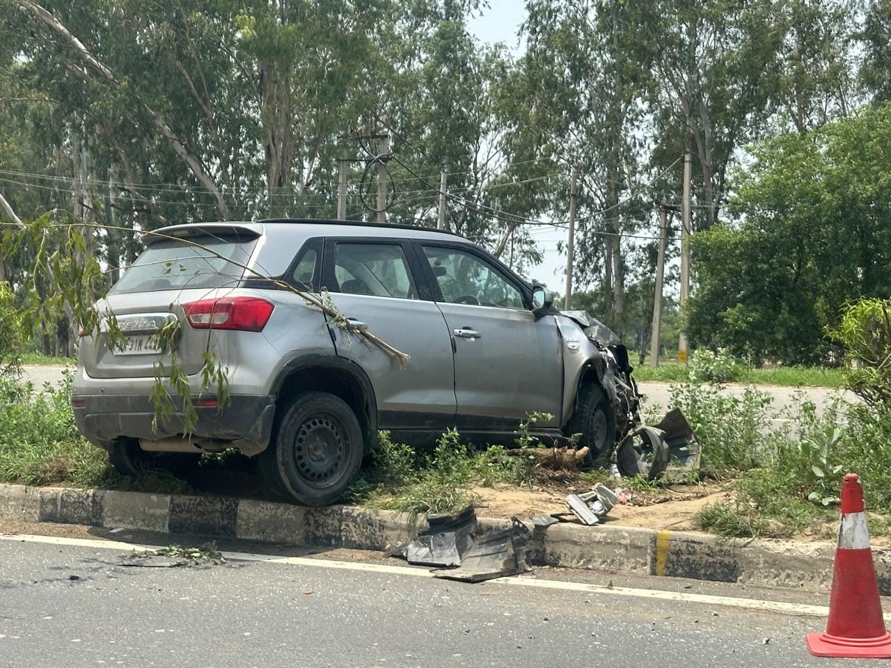 गोहाना में पानीपत रोड पर हादसे के बाद क्षतिग्रस्त अवस्था में खड़ी इको गाड़ी। संवाद गोहाना में पानीपत रोड पर हादसे के बाद क्षतिग्रस्त अवस्था में खड़ी इको गाड़ी। संवाद