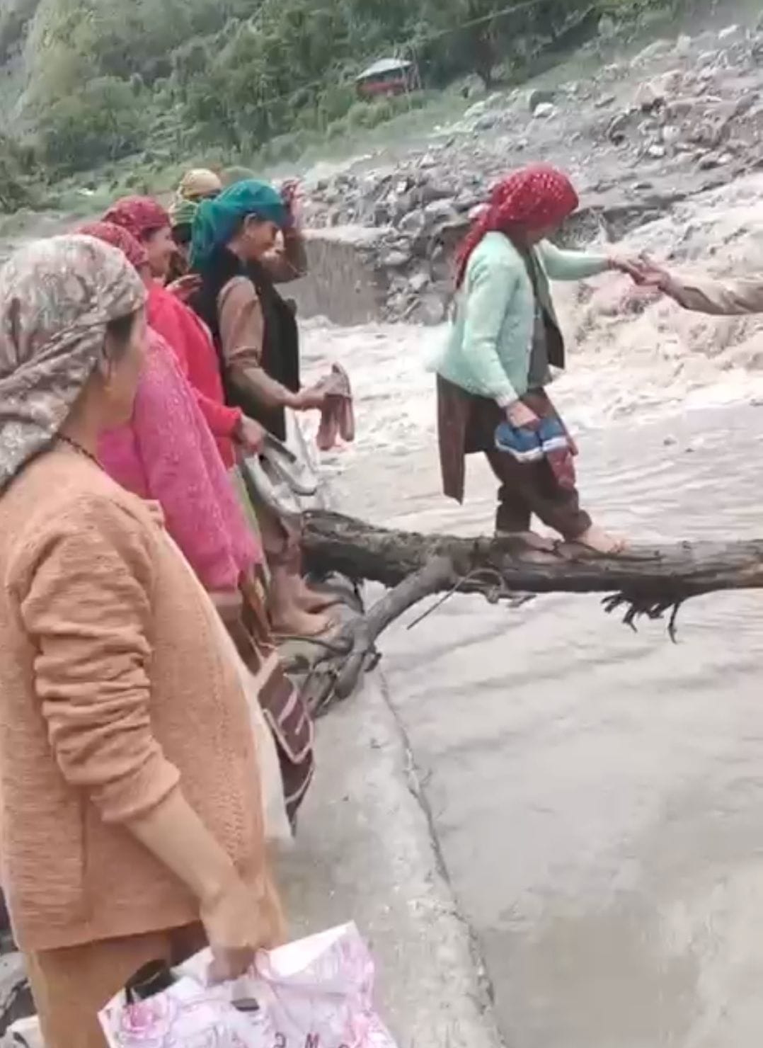 गानवी में खड्ड पर बना पैदल पुल आया खतरे की जद में। संवाद गानवी में खड्ड पर बना पैदल पुल आया खतरे की जद में। संवाद