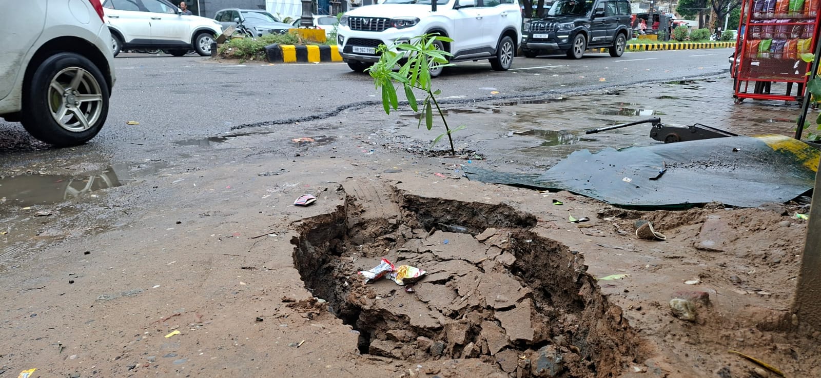 गांधीनगर अंडरपास पर जलभराव के बीच से निकलता बाइक सवार। संवाद गांधीनगर अंडरपास पर जलभराव के बीच से निकलता बाइक सवार। संवाद