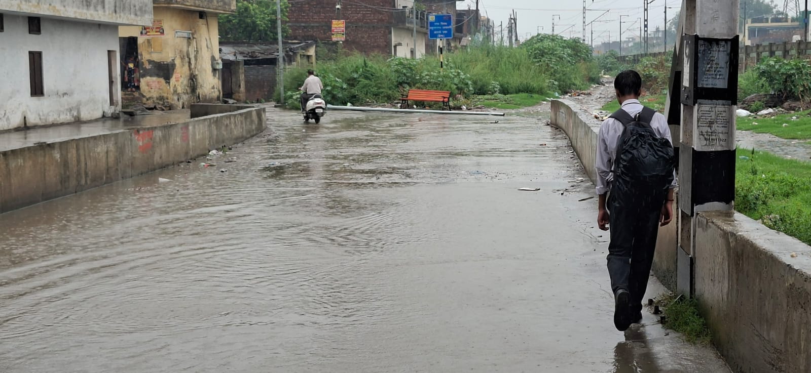 गांधीनगर अंडरपास पर जलभराव के बीच से निकलता बाइक सवार। संवाद गांधीनगर अंडरपास पर जलभराव के बीच से निकलता बाइक सवार। संवाद