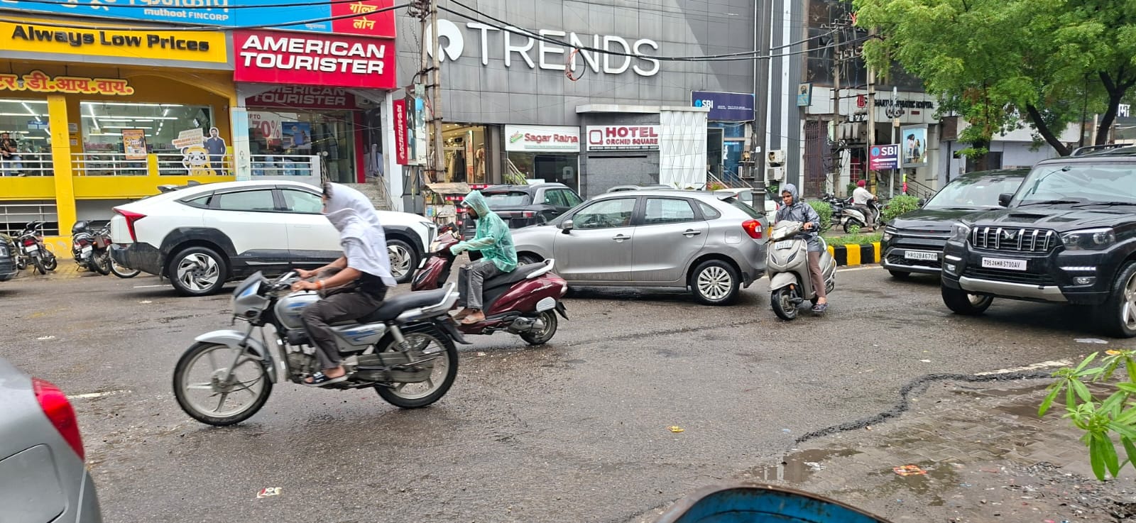गांधीनगर अंडरपास पर जलभराव के बीच से निकलता बाइक सवार। संवाद गांधीनगर अंडरपास पर जलभराव के बीच से निकलता बाइक सवार। संवाद
