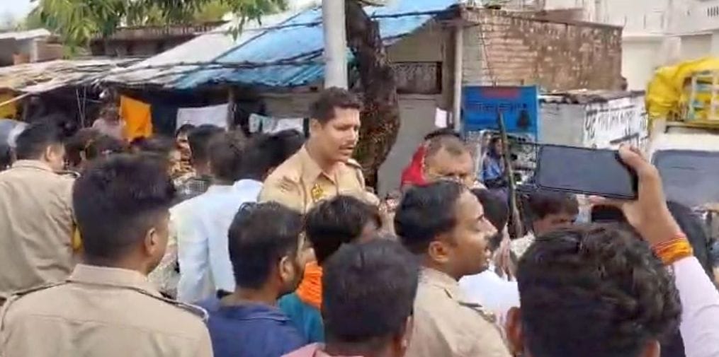 हंगामा करते परिजन।  