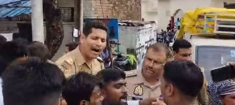 हंगामा करते परिजन।  