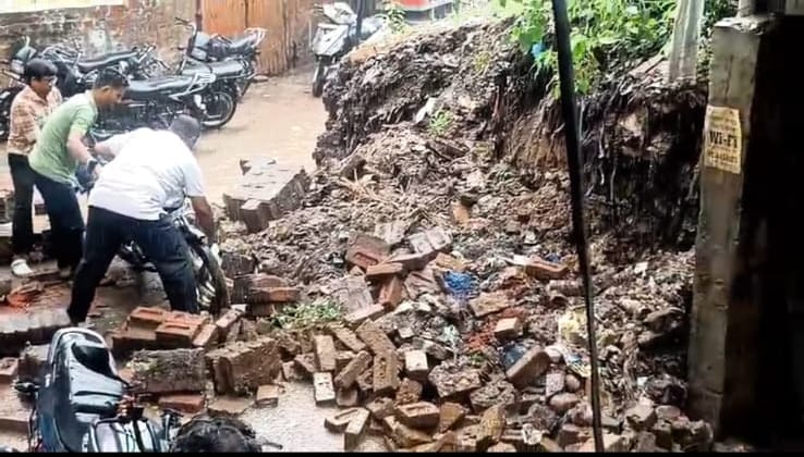 हापुड़ में गढ़ रोड पर हुआ जलभराव। संवाद हापुड़ में गढ़ रोड पर हुआ जलभराव। संवाद