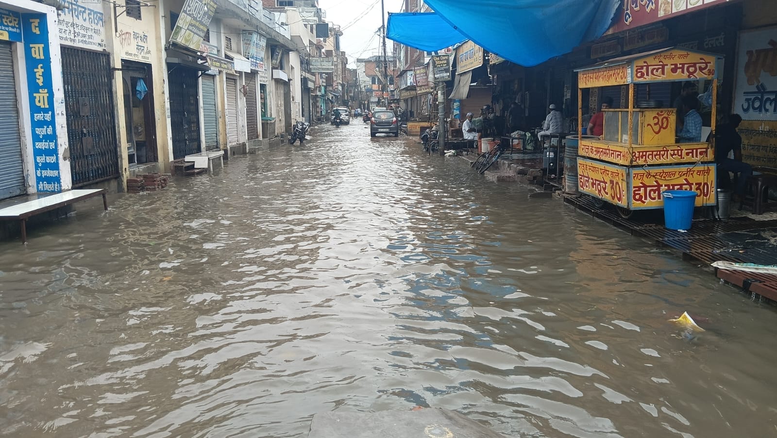 हापुड़ में गढ़ रोड पर हुआ जलभराव। संवाद हापुड़ में गढ़ रोड पर हुआ जलभराव। संवाद