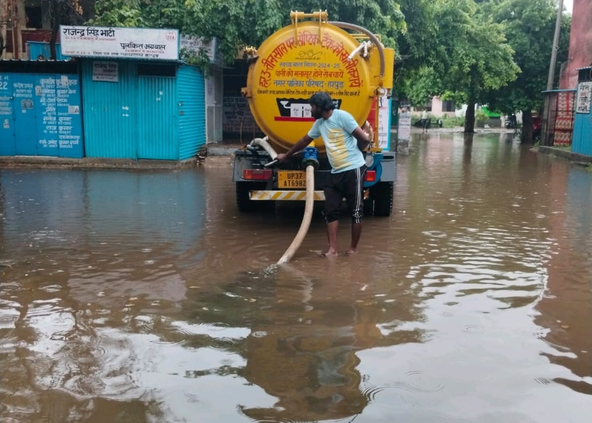 हापुड़ में गढ़ रोड पर हुआ जलभराव। संवाद हापुड़ में गढ़ रोड पर हुआ जलभराव। संवाद