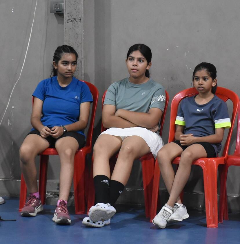 जिला बैडमिंटन प्रतियोगिता में खेलते खिलाड़ी जिला बैडमिंटन प्रतियोगिता में खेलते खिलाड़ी