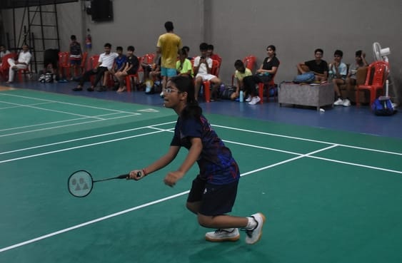 जिला बैडमिंटन प्रतियोगिता में खेलते खिलाड़ी जिला बैडमिंटन प्रतियोगिता में खेलते खिलाड़ी