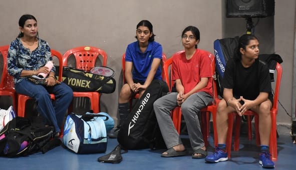 जिला बैडमिंटन प्रतियोगिता में खेलते खिलाड़ी जिला बैडमिंटन प्रतियोगिता में खेलते खिलाड़ी