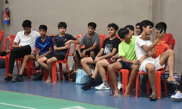 जिला बैडमिंटन प्रतियोगिता में खेलते खिलाड़ी जिला बैडमिंटन प्रतियोगिता में खेलते खिलाड़ी
