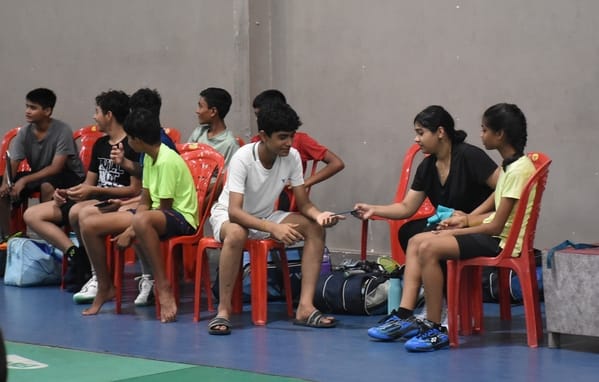 जिला बैडमिंटन प्रतियोगिता में खेलते खिलाड़ी जिला बैडमिंटन प्रतियोगिता में खेलते खिलाड़ी