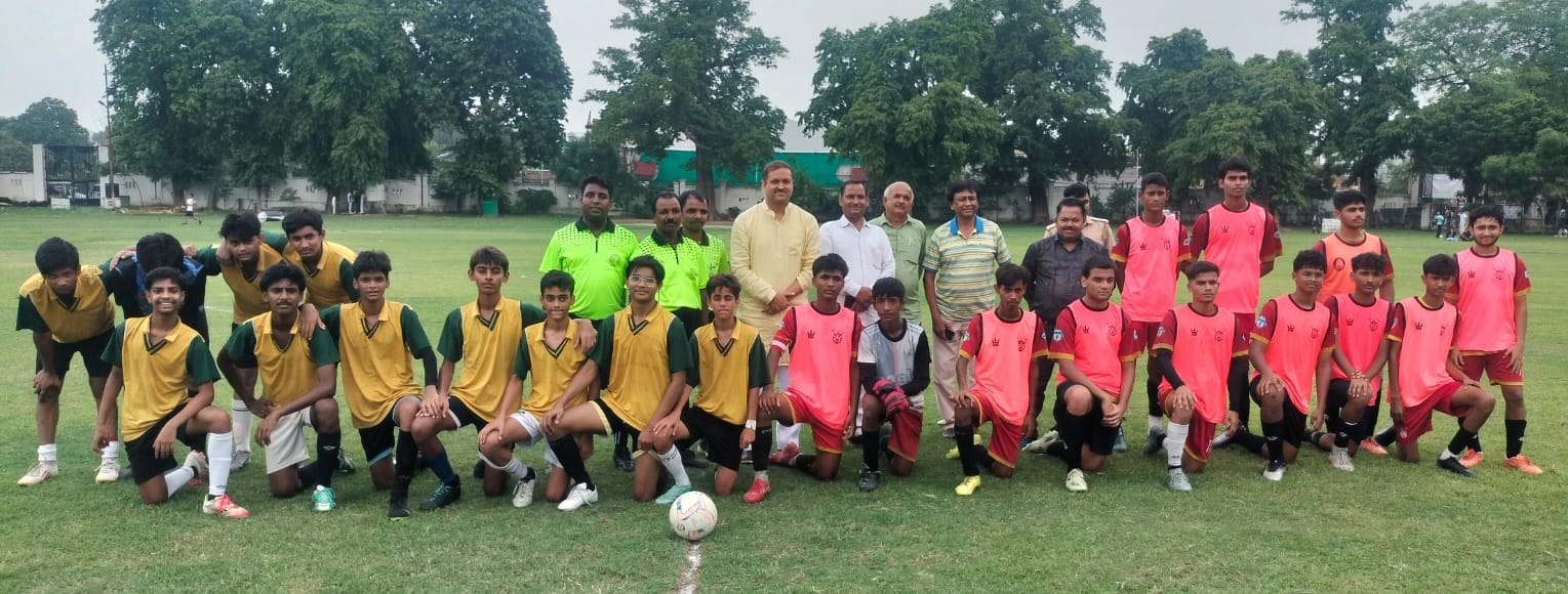 जिला फुटबॉल लीग के उद्घाटन मैच में टेट्रो फुटबॉल क्लब (बी) को हराया जिला फुटबॉल लीग के उद्घाटन मैच में टेट्रो फुटबॉल क्लब (बी) को हराया