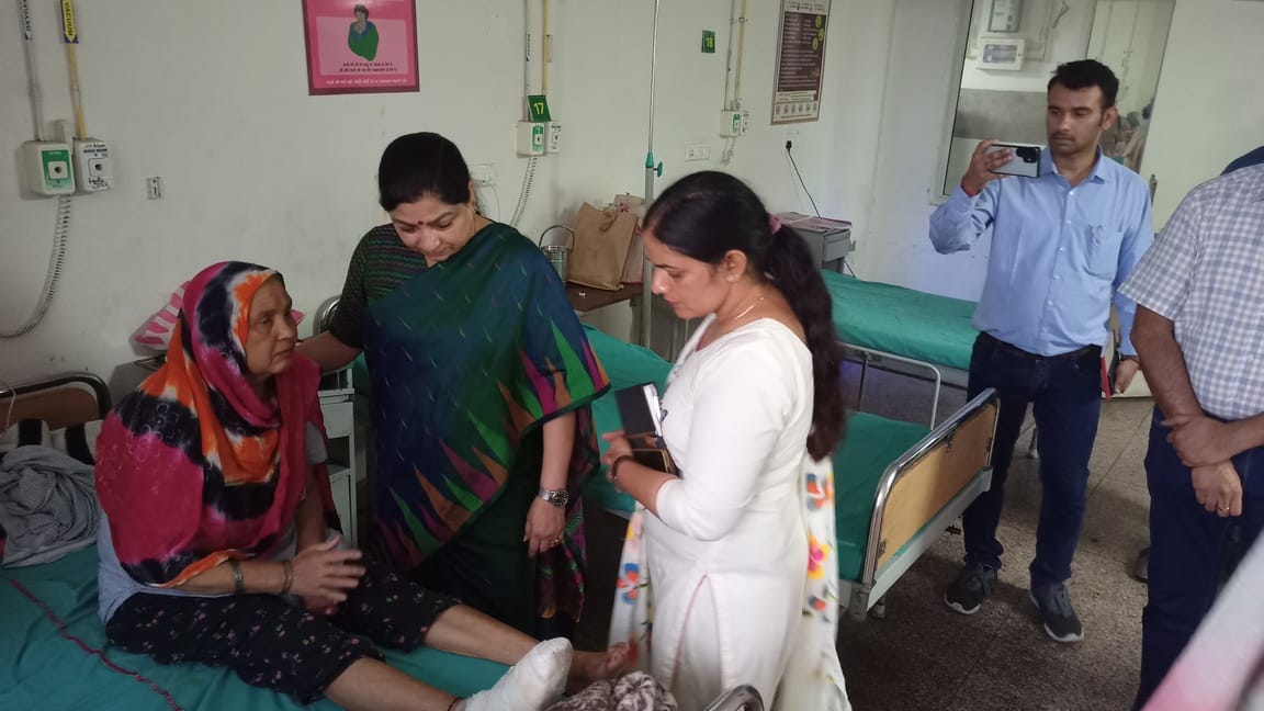 जिला नागरिक अस्पताल में फिजिशियन से जानकारी लेतीं चेयरपर्सन उषा प्रियदर्शनी। संवाद जिला नागरिक अस्पताल में फिजिशियन से जानकारी लेतीं चेयरपर्सन उषा प्रियदर्शनी। संवाद