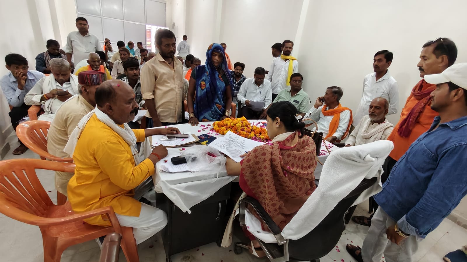 जनसुनवाई कार्यक्रम से पहले विधायक एवं भाजपा प्रदेश उपाध्यक्ष पूजा पाल का स्वागत करते कार्यकर्ता जनसुनवाई कार्यक्रम से पहले विधायक एवं भाजपा प्रदेश उपाध्यक्ष पूजा पाल का स्वागत करते कार्यकर्ता