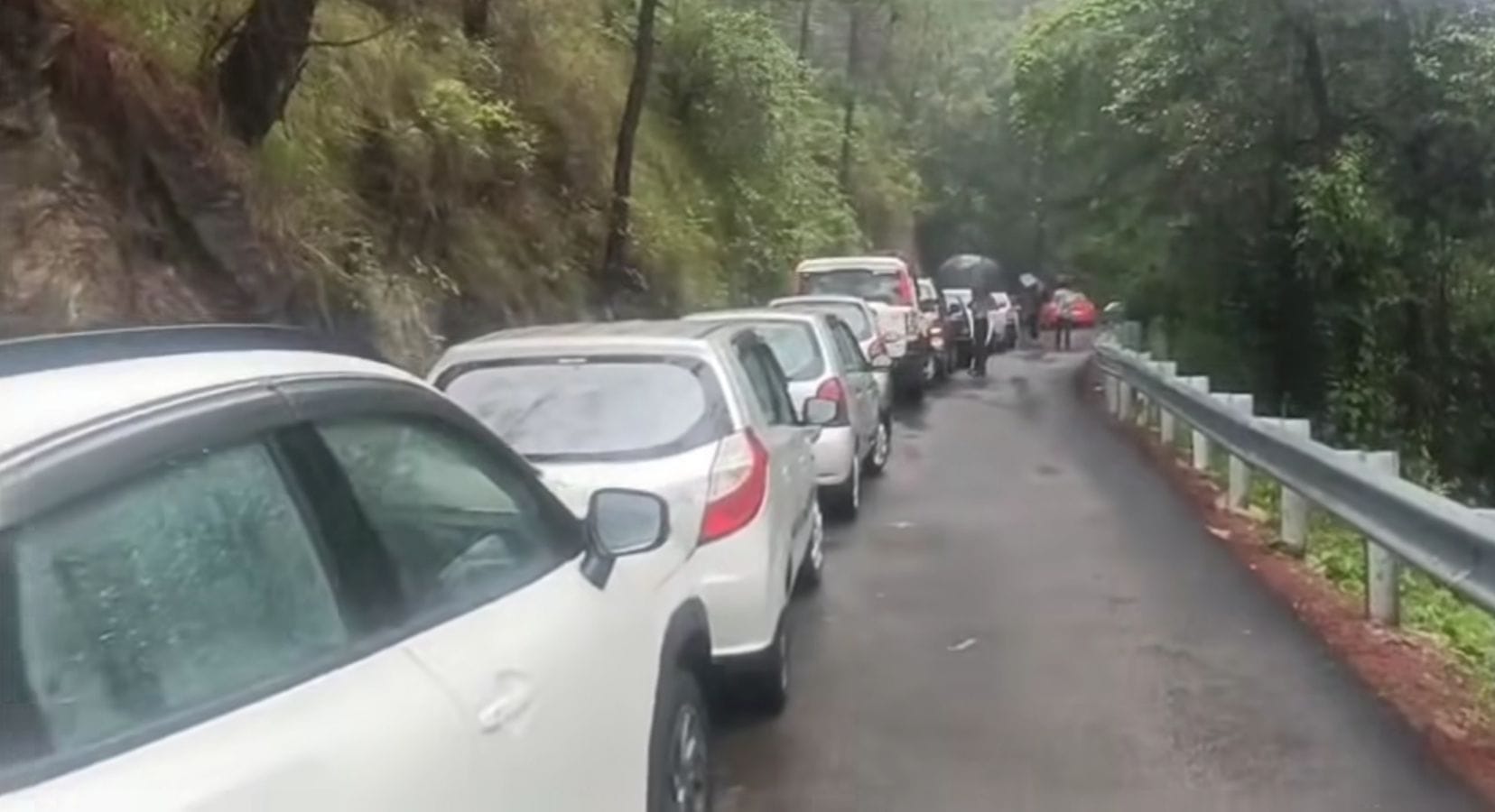 कंडाघाट के समीप सड़क पर शिमला-परवाणू फोरलेन पर गिरने पत्थर। संवाद कंडाघाट के समीप सड़क पर शिमला-परवाणू फोरलेन पर गिरने पत्थर। संवाद
