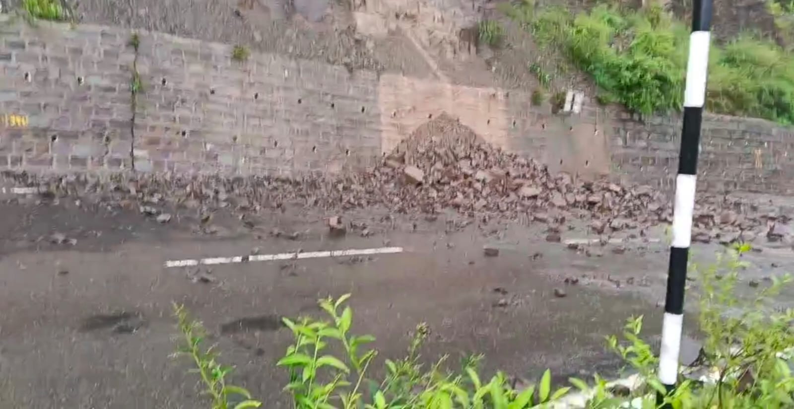कंडाघाट के समीप सड़क पर शिमला-परवाणू फोरलेन पर गिरने पत्थर। संवाद कंडाघाट के समीप सड़क पर शिमला-परवाणू फोरलेन पर गिरने पत्थर। संवाद